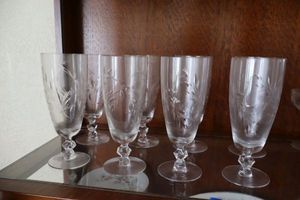 lot 29 image: Etched leaf glassware set iced tea glasses, sorbet and water glasses