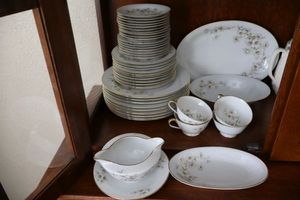 lot 28 image: Tirschenreuth Dogwood 1147 dish set