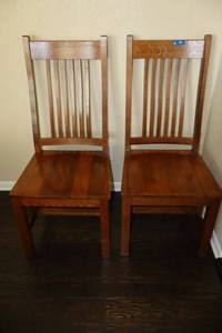 lot 36 image: Two Solid oak dining chairs - 19.5w x 22d x 41.5h