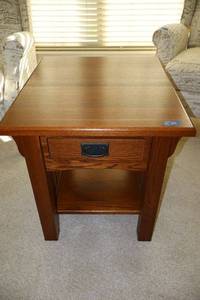 lot 39 image: Mission style Solid oak side table - 22.5w x 26d x 23h