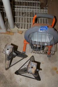 lot 172 image: Work light and jack stands