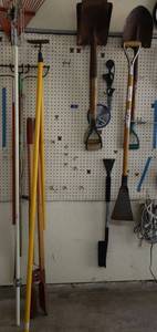 lot 175 image: Yard and Garden tools with post hole digger and car ice scraper