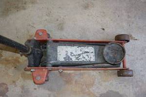 lot 179 image: Hydraulic floor jack