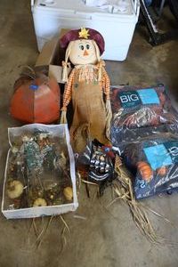 lot 150 image: Fall and Thanksgiving decorations