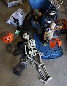 lot 149 image: Halloween decorations
