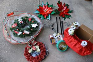 lot 180 image: Christmas decorations, wreaths and ribbons