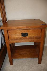 lot 134 image: Mission style Solid oak side table - 23.5w x 19d x 27h