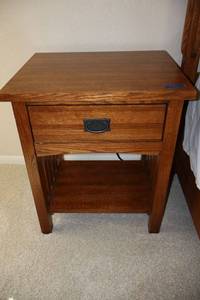lot 137 image: Mission style Solid oak side table - 23.5w x 19d x 27h