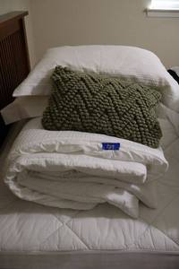 lot 129 image: Queen size white bedspread and pillows