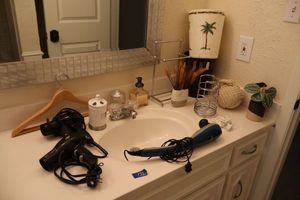 lot 122 image: Bathroom dcor, hair dryers and Wahl massager