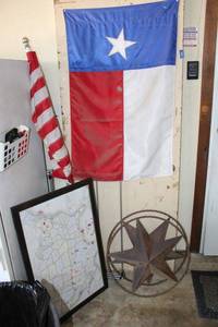 lot 142 image: Texas and US flags, Map of US with magnetic markers, outdoor metal stars, and folding drying rack