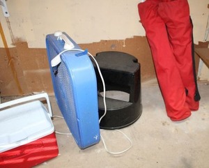 lot 202 image: Round step stool and box fan, small cooler and folding yard chairs