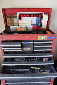 lot 146 image: Tools top half of tool chest, as shown
