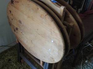 lot 43 image: qty 4 round TV trays and tray holder