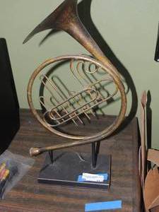 lot 11 image: French horn dcor on stand
