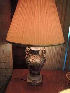 lot 103 image: pink rose design table lamp with shade