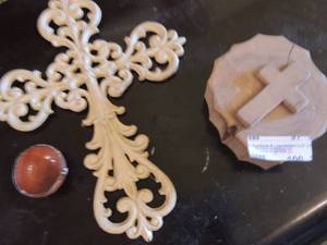 lot 100 image: cross dcor and small bowl