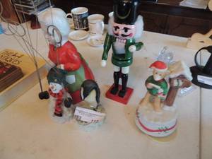 lot 113 image: Christmas dcor