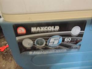 lot 151 image: blue igloo maxcold cooler on wheels