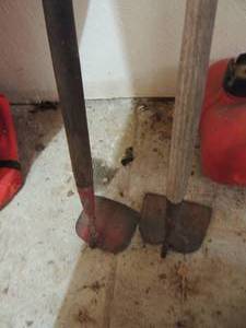 lot 253 image: qty 2 hoes