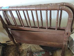 lot 251 image: head board foot board   TWIN