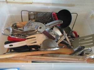 lot 197 image: various kitchen utensils