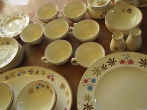 lot 22 image: Franciscan LARKSPUR leaf design dish set COLOR SEAL  very beautiful