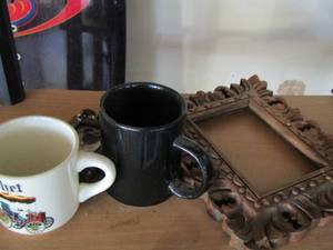lot 320 image: 2 coffee cups and a photo frame