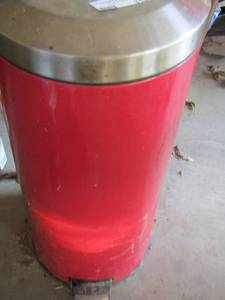 lot 316 image: red trash can