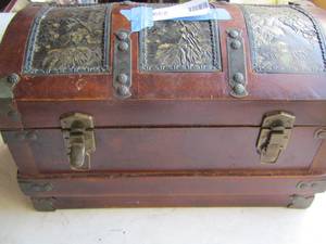 lot 239 image: small treasure chest