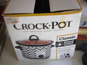 lot 272 image: mini crock pot