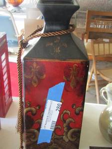 lot 280 image: SQUARE VASE