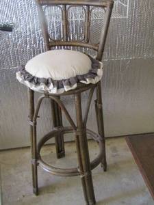 lot 325 image: padded bar stool