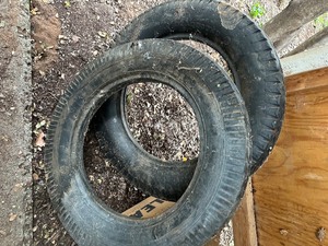 lot 350 image: 2 tires   -  LEE  5.25-5.50-18 4 ply    &   Staghound 5,25-5.50 4 ply 4 ply
