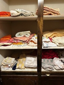 lot 218 image: LINENS- towels, washcloths, pillowcases, placemats, plus