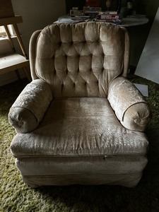 lot 12 image: Light color tufted, easy chair. Great condition and clean.