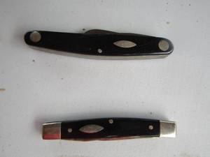 lot 2064 image: 2 small black pocket knifes