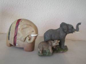lot 2118 image: Elephant shelf decorations