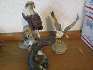 lot 2125 image: eagle and hawk dcor