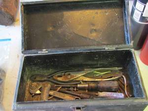 lot 2200 image: small tool box with a few small hand tools