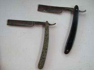 lot 2035 image: 2 vintage shaving blades