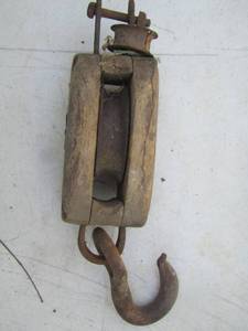 lot 2525 image: VINTAGE  ANTIQUE  WOODEN PULLEY  AKA BLOCK  TACKLE