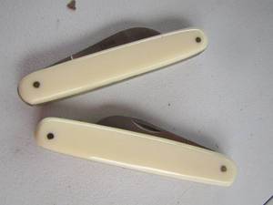 lot 2067 image: 2 white pearl pocket knifes