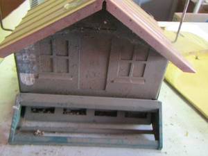 lot 2310 image: bird feeder