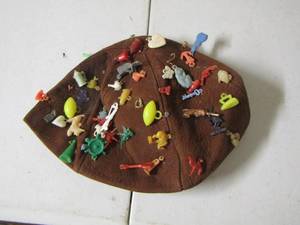lot 2210 image: childs vintage hatcap with small individual  cap pins
