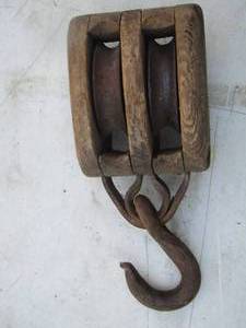 lot 2537 image: VINTAGE  ANTIQUE  WOODEN  DOUBLE PULLEY  AKA BLOCK  TACKLE