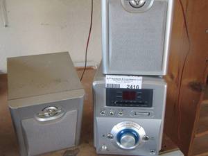 lot 2416 image: small FMam radio with 2 small speakers