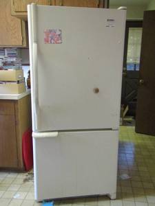 lot 2459 image: Kenmore refrigeratorfreezer used needs cleaned