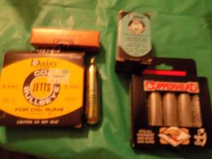 lot 2507 image: Co2 cartridges (9) and box of BBs