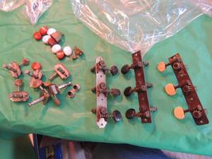 lot 2555 image: Guitar  tuning heads and pegs